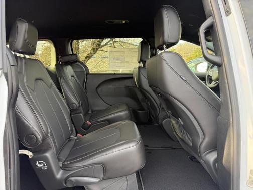2026 Chrysler Pacifica Select FWD