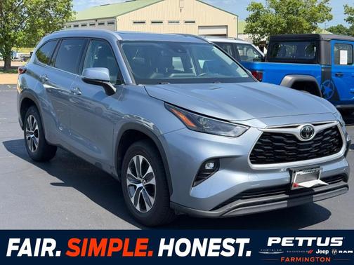 Moon Dust 2022 Toyota Highlander XLE
