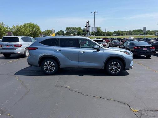 Moon Dust 2022 Toyota Highlander XLE