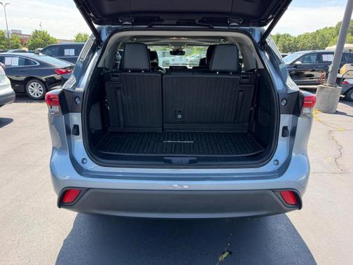 Moon Dust 2022 Toyota Highlander XLE