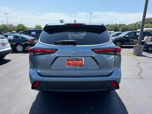 Moon Dust 2022 Toyota Highlander XLE