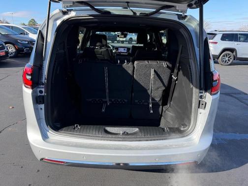 2026 Chrysler Pacifica Select FWD