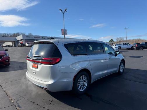 2026 Chrysler Pacifica Select FWD