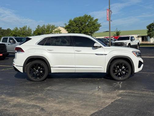 Opal White Pearl Effect 2024 Volkswagen Atlas Cross Sport 2.0T SEL Premium R-Line
