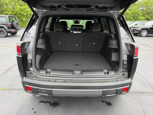Diamond Black 2026 Jeep Cherokee LAREDO/LIMITED