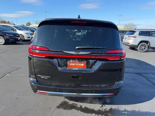 2026 Chrysler Pacifica Select FWD