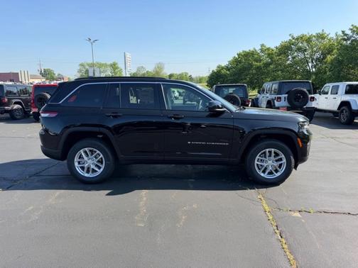 Diamond Black 2026 Jeep Grand Cherokee Laredo 4x4