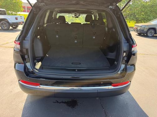 Diamond Black 2026 Jeep Grand Cherokee Laredo 4x4