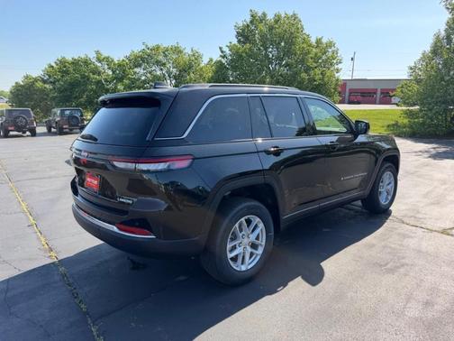 Diamond Black 2026 Jeep Grand Cherokee Laredo 4x4
