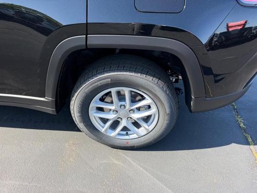 Diamond Black 2026 Jeep Grand Cherokee Laredo 4x4