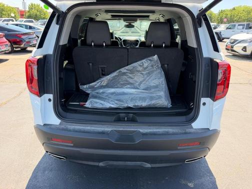 Summit White / White 2023 GMC Acadia SLT