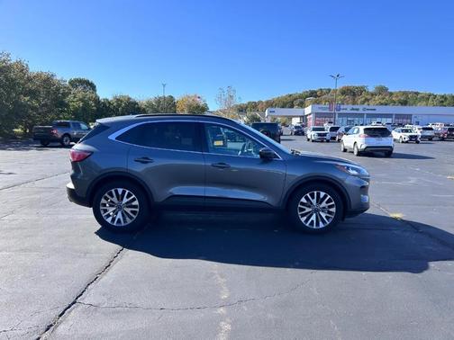 2022 Ford Escape Titanium Hybrid