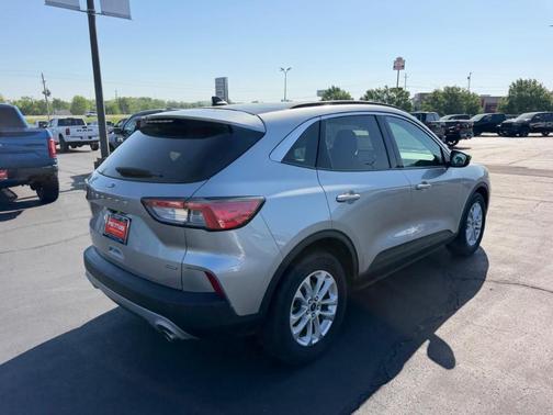 Iconic Silver Metallic 2021 Ford Escape SE