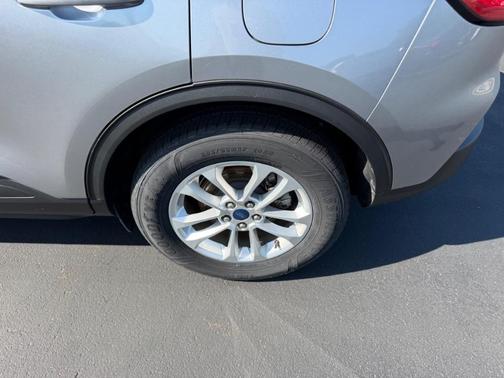 Iconic Silver Metallic 2021 Ford Escape SE