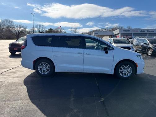 2026 Chrysler Pacifica Select FWD