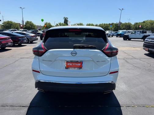White 2023 Nissan Murano SL