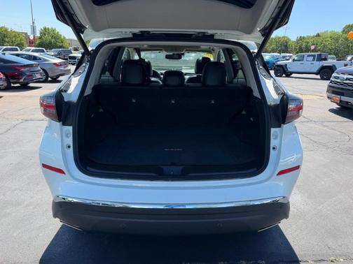 White 2023 Nissan Murano SL