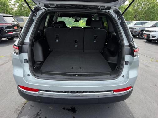 Silver Zynith 2026 Jeep Grand Cherokee Laredo 4x4
