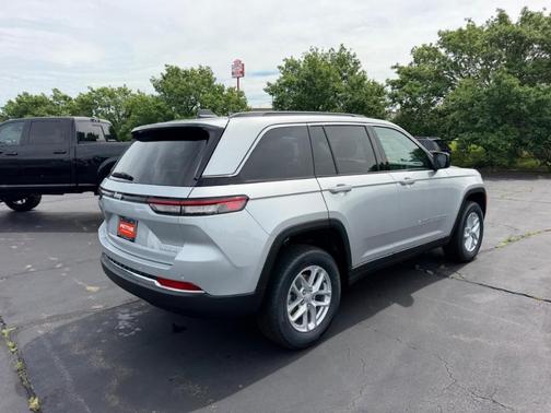 Silver Zynith 2026 Jeep Grand Cherokee Laredo 4x4