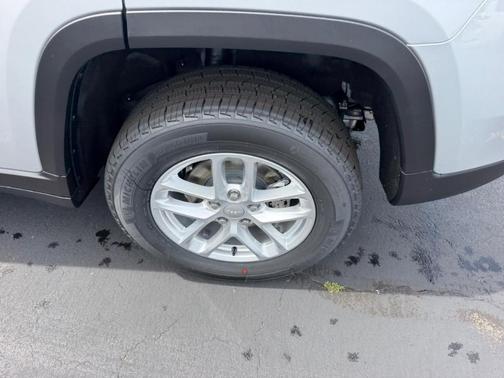 Silver Zynith 2026 Jeep Grand Cherokee Laredo 4x4