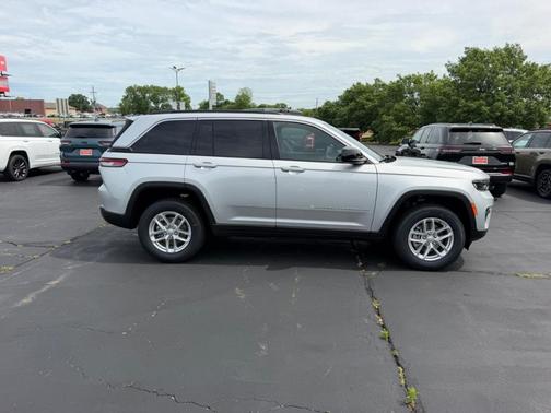Silver Zynith 2026 Jeep Grand Cherokee Laredo 4x4