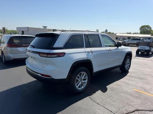 Bright White Clearcoat 2026 Jeep Grand Cherokee Laredo 4x4