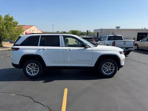 Bright White Clearcoat 2026 Jeep Grand Cherokee Laredo 4x4