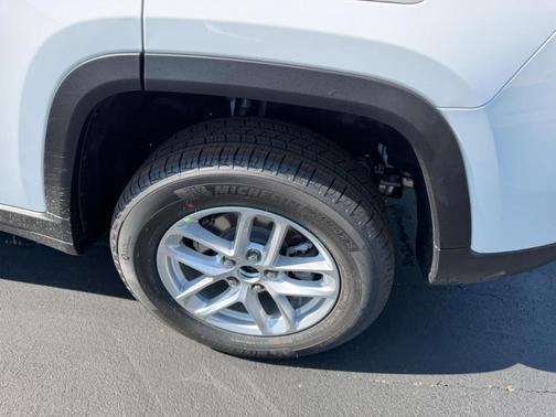 Bright White Clearcoat 2026 Jeep Grand Cherokee Laredo 4x4