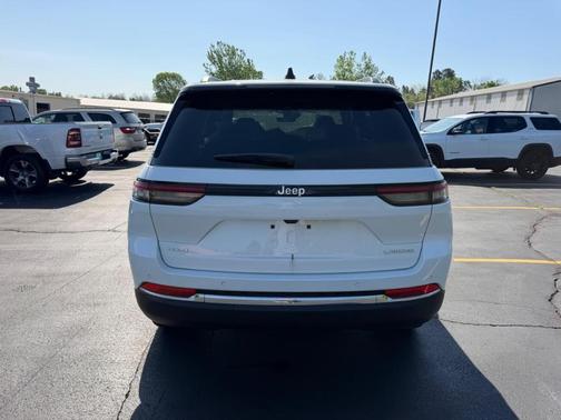 Bright White Clearcoat 2026 Jeep Grand Cherokee Laredo 4x4