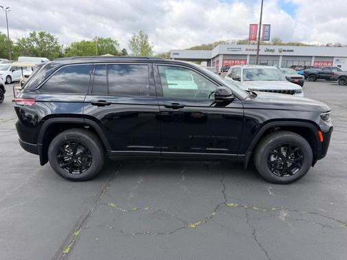 2026 Jeep Grand Cherokee Laredo