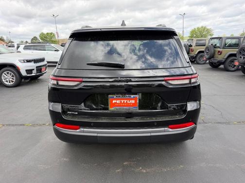 2026 Jeep Grand Cherokee Laredo