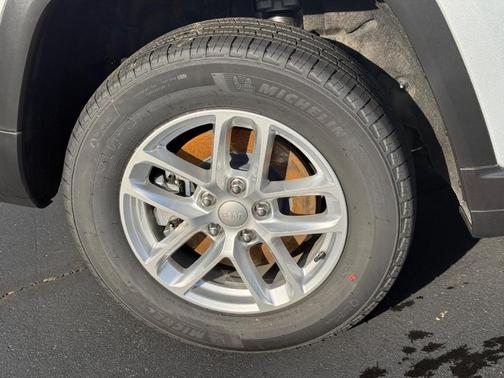 Silver Zynith 2025 Jeep Grand Cherokee L Laredo