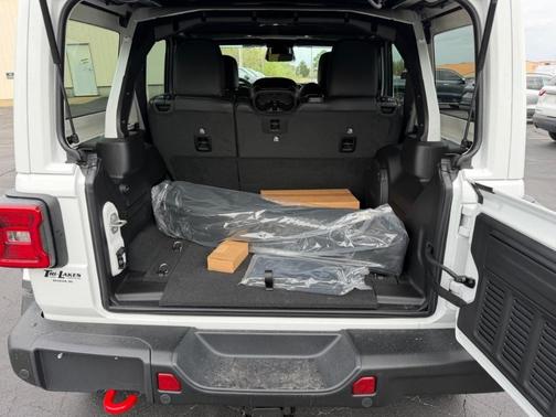 Bright White Clearcoat 2026 Jeep Wrangler Rubicon