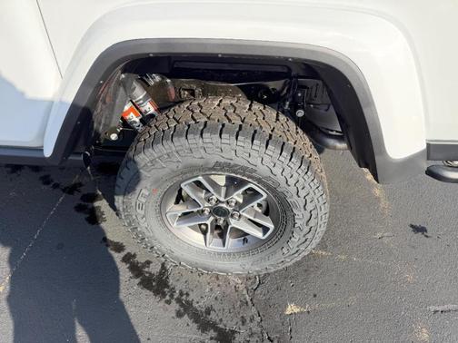 Bright White Clearcoat 2026 Jeep Gladiator Mojave