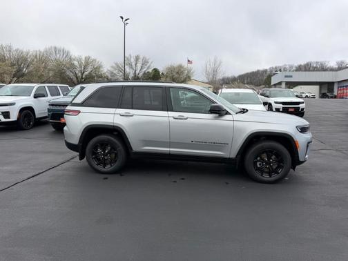 2026 Jeep Grand Cherokee Laredo