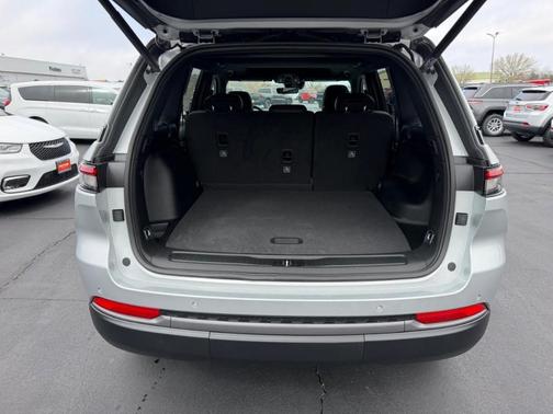 2026 Jeep Grand Cherokee Laredo