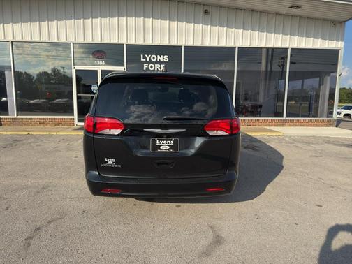 2023 Chrysler Voyager LX