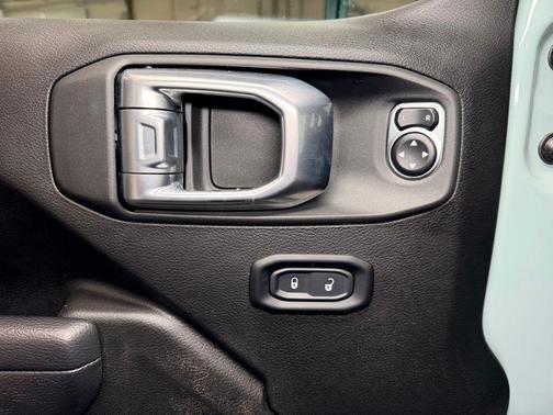 Earl Clearcoat 2024 Jeep Wrangler Sport