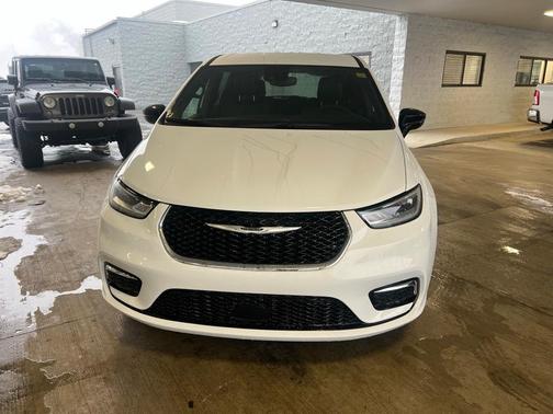 2026 Chrysler Pacifica Select AWD