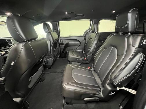 2026 Chrysler Pacifica Select AWD