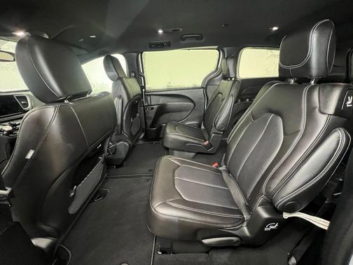 2026 Chrysler Pacifica Select AWD