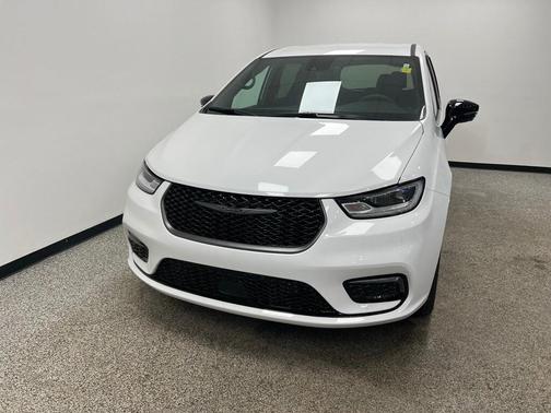 2026 Chrysler Pacifica Select AWD