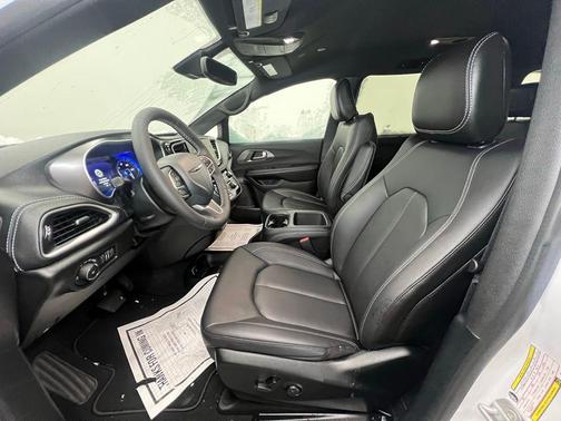 2026 Chrysler Pacifica Select AWD