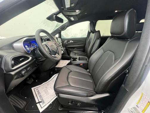 2026 Chrysler Pacifica Select AWD