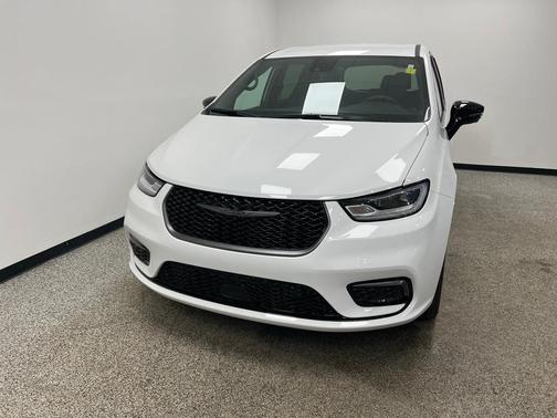 2026 Chrysler Pacifica Select AWD