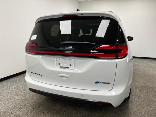 2025 Chrysler Pacifica Hybrid Select