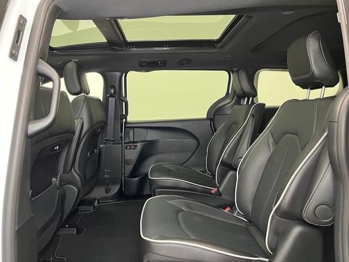 2025 Chrysler Pacifica Hybrid Select