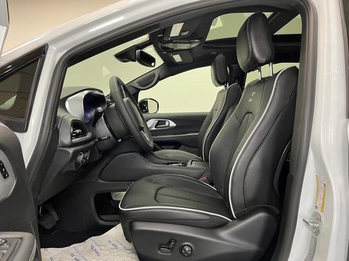 2025 Chrysler Pacifica Hybrid Select