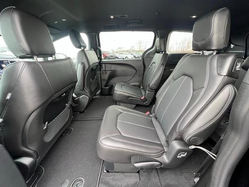 2026 Chrysler Pacifica Select AWD