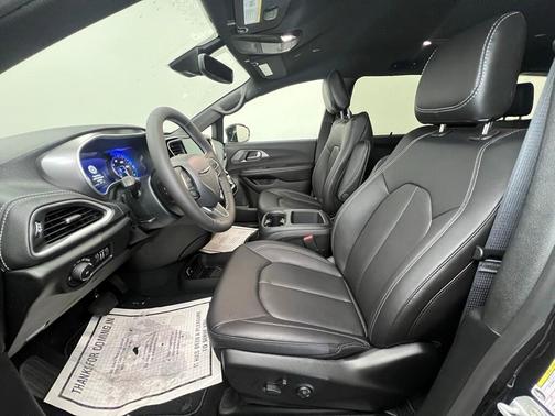 2026 Chrysler Pacifica Select AWD